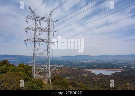 Vues de Dirt Mullholland Dr dans les montagnes de Santa Monica regardant vers le nord dans la vallée de San Fernando par un ciel clair jour d'hiver. Banque D'Images