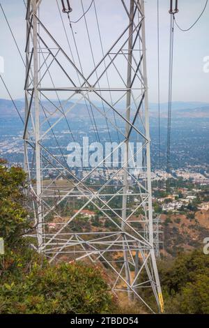 Vues de Dirt Mullholland Dr dans les montagnes de Santa Monica regardant vers le nord dans la vallée de San Fernando par un ciel clair jour d'hiver. Banque D'Images