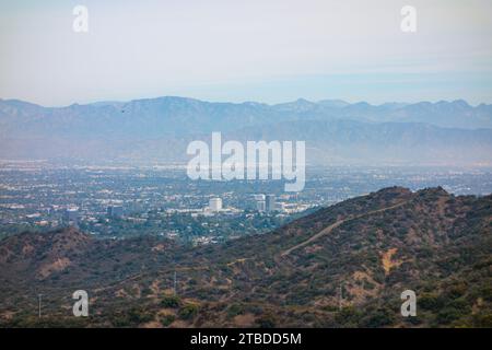 Vues de Dirt Mullholland Dr dans les montagnes de Santa Monica regardant vers le nord dans la vallée de San Fernando par un ciel clair jour d'hiver. Banque D'Images