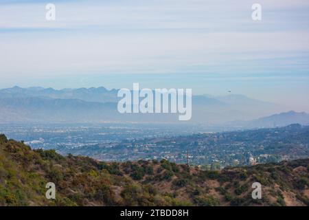 Vues de Dirt Mullholland Dr dans les montagnes de Santa Monica regardant vers le nord dans la vallée de San Fernando par un ciel clair jour d'hiver. Banque D'Images