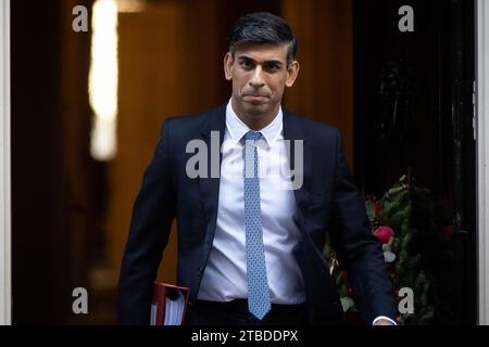 Londres, Royaume-Uni. 06 décembre 2023. Le Premier ministre Rishi Sunak quitte le 10 Downing Street pour poser les questions du Premier ministre au Parlement à Londres. Crédit : SOPA Images Limited/Alamy Live News Banque D'Images