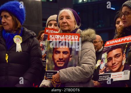 Londres, Royaume-Uni. 6 décembre 2023. Des manifestants pro-israéliens se sont rassemblés devant les bureaux de la Croix-Rouge britannique pour appeler l'organisation à apporter son soutien aux otages israéliens détenus par le Hamas à Gaza. Crédit : Vuk Valcic/Alamy Live News Banque D'Images