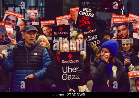 Londres, Royaume-Uni. 6 décembre 2023. Des manifestants pro-israéliens se sont rassemblés devant les bureaux de la Croix-Rouge britannique pour appeler l'organisation à apporter son soutien aux otages israéliens détenus par le Hamas à Gaza. Crédit : Vuk Valcic/Alamy Live News Banque D'Images