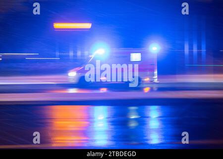 Berlin, Allemagne. 05 décembre 2023. Une ambulance traverse une route. Crédit : Sebastian Gollnow/dpa/Alamy Live News Banque D'Images