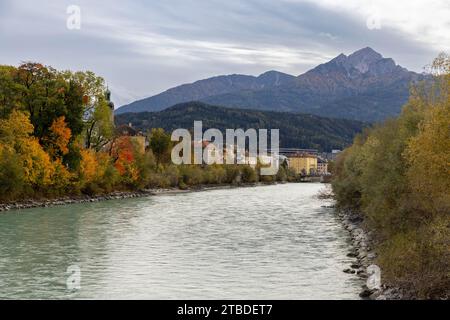 Vue depuis le pont de l'auberge en amont, atmosphère d'automne, Innsbruck, Tyrol, Autriche Banque D'Images