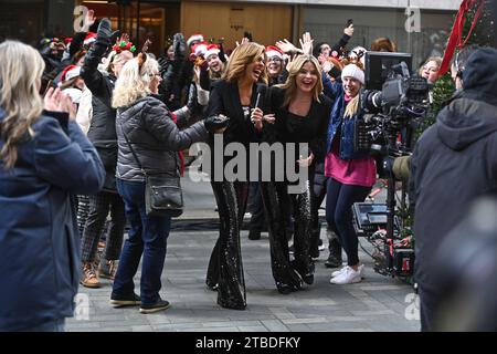 Hoda Kotb et Jenna Bush Hager se produisent lors de 'A Carefree Christmas with Hoda and Jenna' au Rockefeller Plaza le 06 décembre 2023 à New York. Banque D'Images