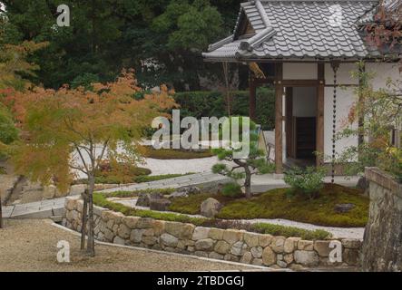 Le main Hll ou Kondo du site du temple bouddhiste de Ninna-ji juste à l'extérieur de Kyoto, au Japon. Banque D'Images