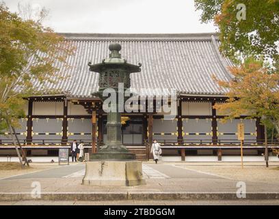 Le main Hll ou Kondo du site du temple bouddhiste de Ninna-ji juste à l'extérieur de Kyoto, au Japon. Banque D'Images