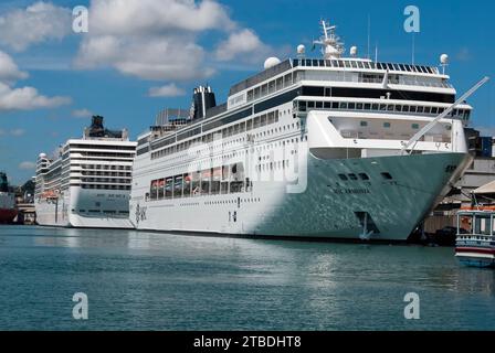 Salvador, Bahia, Brésil. Les navires de croisière MSC Armonia et MSC Musica se sont arrêtés à l'embarcadère dans le port de Salvador. Banque D'Images