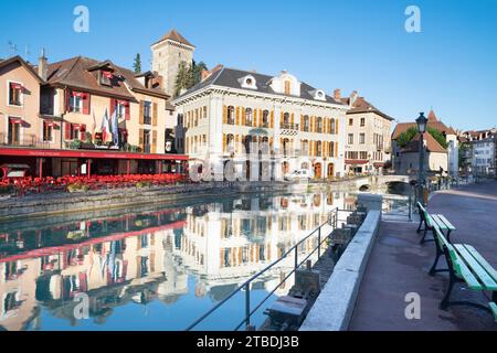 ANNECY, FRANCE - 10 JUILLET 2022 : la vieille ville. Banque D'Images