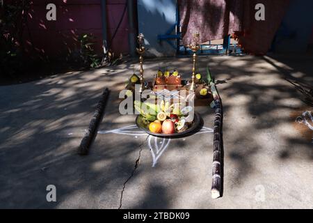 Fête traditionnelle thaïlandaise de Pongal au dieu du soleil avec sakkara ou pongal doux, pot, lampe, poêle à bois et canne à sucre Banque D'Images