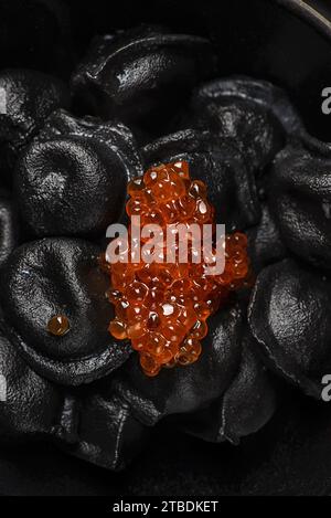 boulettes noires au caviar rouge. Photo de haute qualité Banque D'Images