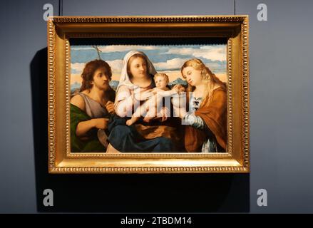 Madonna col Bambino tra i santi Giovanni Battista e Maddalena di Jacopo Negretti dit Palma il Vecchio Banque D'Images