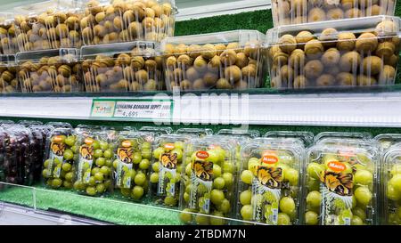 Fruits et légumes exposés dans un supermarché. Magasin d'alimentation. Longan et raisins. Bekasi, Indonésie 7 décembre 2023 Banque D'Images