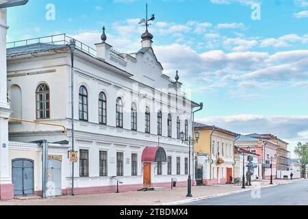 Yelabuga, Russie - 18 juin 2023 : le bâtiment a été construit aux frais du marchand Ouchakov, 1860. Don à la ville pour abriter le district et les écoles pour femmes. Hist Banque D'Images