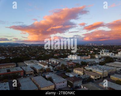 Vue aérienne du quartier Mar Vista avec la ville de Los Angeles et l'océan Pacifique en arrière-plan. Prendre pendant le coucher du soleil avec un drone. Banque D'Images