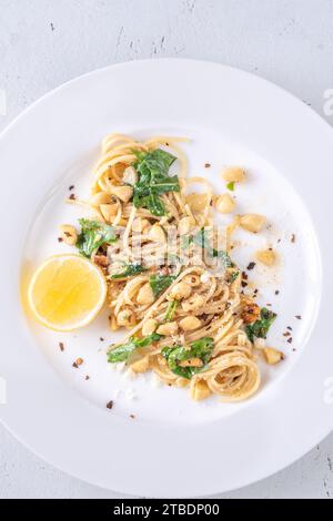 Pâtes au citron avec amandes, roquette et beurre brun Banque D'Images