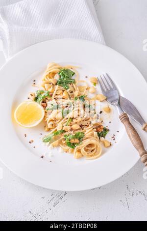 Pâtes au citron avec amandes, roquette et beurre brun Banque D'Images