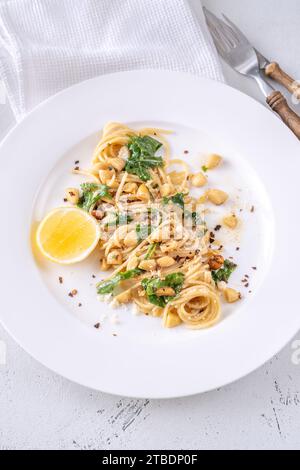 Pâtes au citron avec amandes, roquette et beurre brun Banque D'Images