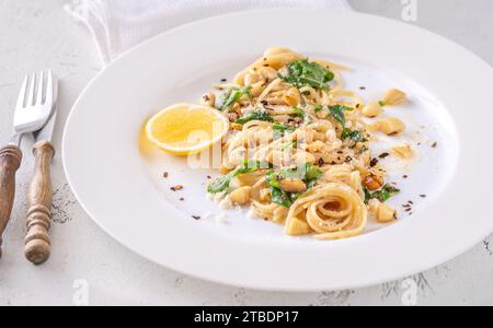 Pâtes au citron avec amandes, roquette et beurre brun Banque D'Images