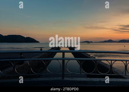 Santos City, Brésil. Coucher de soleil sur le pont de la plage sur le canal d'eau nº6. Banque D'Images