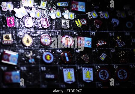 Birmingham, Royaume-Uni. 6 décembre 2023. Vue détaillée des badges à l'extérieur du stade avant le match de Premier League à Villa Park, Birmingham. Le crédit photo devrait se lire : Cameron Smith/Sportimage crédit : Sportimage Ltd/Alamy Live News Banque D'Images