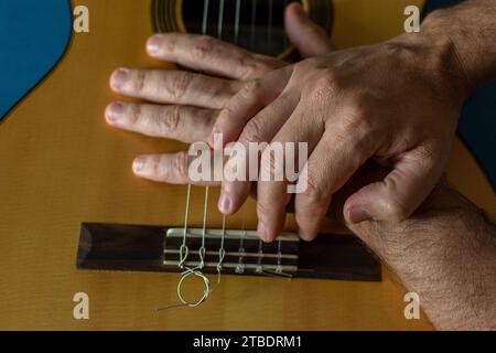 Mains d'un guitariste classique sur le dessus de la guitare. Banque D'Images