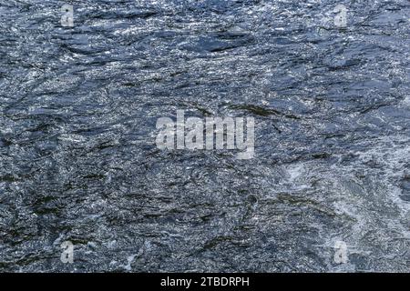 contexte. effet de flou artistique. reflet du ciel dans un lac de rivière. Banque D'Images