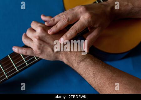 Mains sur le dessus d'une guitare classique. Musique de qualité Banque D'Images