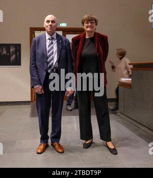 Institut Karolinska en Suède. 6 décembre 2023 : les lauréats du Prix Nobel de physiologie et médecine 2023, KATALIN KARIKO et DREW WEISSMAN, lors d'une conférence de presse au Forum Nobel à l'Institut Karolinska en Suède. Les deux ont reçu le prix Nobel pour leurs découvertes sur la façon dont l'ARN interagit avec le système immunitaire. Leur travail a permis le développement du vaccin Covid-19. Crédit : ZUMA Press, Inc./Alamy Live News Banque D'Images