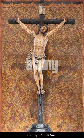 VICENCE, ITALIE - 5 NOVEMBRE 2023 : la Crucifixion polychrome sculptée dans le caédrique par un artiste inconnu Banque D'Images