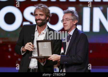 Naples, Italie. 06 décembre 2023. Le maire de Naples Gaetano Manfredi et Massimiliano Edgar Rosolino est un ancien nageur, champion olympique à Sydney en 2000 et champion du monde à Fukuoka en 2001 dans le médaillon du 200 mètres (L) lors de la neuvième édition des Gazzetta Sports Awards, la cérémonie de remise des prix dédiée aux stars du sport, organisé par la Gazzetta dello Sport à Naples le 6 décembre 2023 à bord du MSC Fantasia. Crédit : Agence photo indépendante/Alamy Live News Banque D'Images