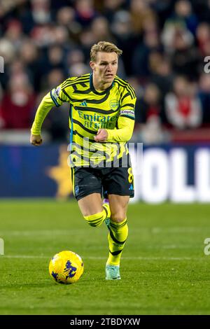 Londres, Royaume-Uni. 25 novembre 2023. Martin Odegaard de l'Arsenal FC lors du match de Premier League entre Brentford et Arsenal au Gtech Community Stadium, Londres, Angleterre, le 25 novembre 2023. Photo de Phil Hutchinson. Usage éditorial uniquement, licence requise pour un usage commercial. Aucune utilisation dans les Paris, les jeux ou les publications d'un seul club/ligue/joueur. Crédit : UK Sports pics Ltd/Alamy Live News Banque D'Images