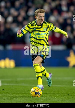 Londres, Royaume-Uni. 25 novembre 2023. Martin Odegaard de l'Arsenal FC lors du match de Premier League entre Brentford et Arsenal au Gtech Community Stadium, Londres, Angleterre, le 25 novembre 2023. Photo de Phil Hutchinson. Usage éditorial uniquement, licence requise pour un usage commercial. Aucune utilisation dans les Paris, les jeux ou les publications d'un seul club/ligue/joueur. Crédit : UK Sports pics Ltd/Alamy Live News Banque D'Images