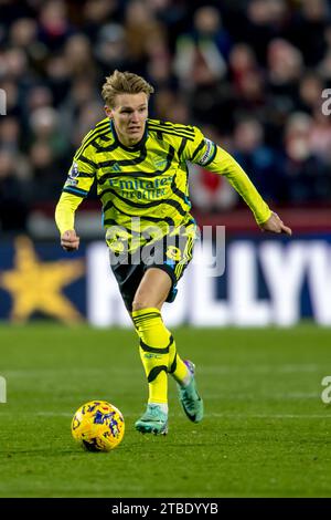 Londres, Royaume-Uni. 25 novembre 2023. Martin Odegaard de l'Arsenal FC lors du match de Premier League entre Brentford et Arsenal au Gtech Community Stadium, Londres, Angleterre, le 25 novembre 2023. Photo de Phil Hutchinson. Usage éditorial uniquement, licence requise pour un usage commercial. Aucune utilisation dans les Paris, les jeux ou les publications d'un seul club/ligue/joueur. Crédit : UK Sports pics Ltd/Alamy Live News Banque D'Images