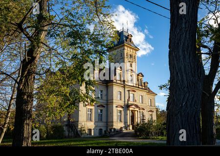 Makowice, Pologne - 29 octobre 2023 : hôtel Palace historique néo-renaissance. Banque D'Images