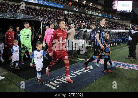 Bruges, Belgique. 06 décembre 2023. Jelle Vossen d'Essevee et Hans Vanaken du Club photographiés au début d'un match final de Croky Cup 1/8 entre le Club Brugge KV et le SV Zulte Waregem, à Brugge, mercredi 06 décembre 2023. BELGA PHOTO BRUNO FAHY crédit : Belga News Agency/Alamy Live News Banque D'Images