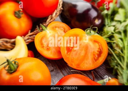 tomate orange tranchée sur fond de bois Banque D'Images