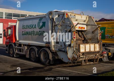 Reykjavik, Islande - 06 octobre 2023 : camion poubelle blanc Islenska Gamafelagid garé à l'extérieur. Banque D'Images