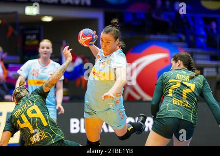 Fredrikshavn, Danemark. 06 décembre 2023. FREDRIKSHAVN, DANEMARK - DÉCEMBRE 6 : Yvette Broch des pays-Bas attaque et défend Patricia Matieli Machado du Brésil, Kelly Mattieli Machado du Brésil lors du 26e match du Championnat du monde féminin de handball main Round IV entre les pays-Bas et le Brésil à Arena Nord le 6 décembre 2023 à Fredrikshavn, Danemark. (Photo Henk Seppen/Orange Pictures) crédit : Orange pics BV/Alamy Live News Banque D'Images