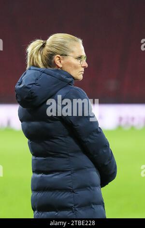 SARINA WIEGMAN, entraîneure en chef de l'équipe nationale féminine d'Angleterre de football. Image prise alors qu'elle regardait les joueurs s'entraîner et s'échauffer, pré Banque D'Images