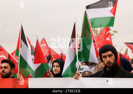 6 décembre 2023 : Gaziantep, Turkiye. 06 décembre 2023. Les étudiants de tous les départements de l'Université islamique des sciences et technologies de Gaziantep (Gibtu) organisent une veillée pro-palestinienne sur le campus. Les participants ont renoncé au drapeau palestinien à côté du drapeau turc et ont brandi des banderoles montrant la dévastation à Gaza et exigeant un cessez-le-feu. Le personnel administratif et académique, ainsi que le recteur de l'université, le professeur Åžehmus Demir, ont participé à la veillée "Silence pour Gaza". Le recteur de l'université du GIBTU a condamné ce qu'il a appelé le ''génocide israélien'' en cours à Gaza, et en haut lieu Banque D'Images