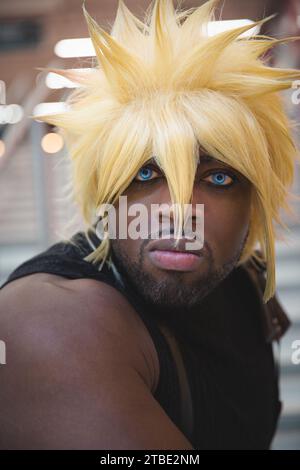 NEC, BIRMINGHAM, ROYAUME-UNI - 3 DÉCEMBRE 2023. Portrait rapproché d'un cosplayer masculin habillé en tant que personnage de final Fantasy Cloud Strife lors d'une conférence comique britannique Banque D'Images