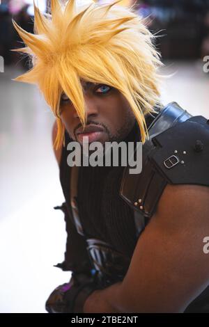 NEC, BIRMINGHAM, ROYAUME-UNI - 3 DÉCEMBRE 2023. Portrait rapproché d'un cosplayer masculin habillé en tant que personnage de final Fantasy Cloud Strife lors d'une conférence comique britannique Banque D'Images