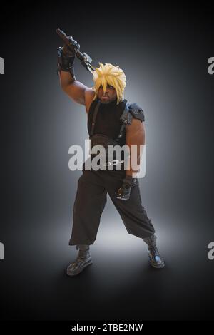 NEC, BIRMINGHAM, ROYAUME-UNI - 3 DÉCEMBRE 2023. Cosplayer masculin habillé comme le personnage de final Fantasy Cloud Strife lors d'un événement comique britannique avec perruque blonde et Banque D'Images