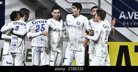 Sint Truiden, Belgique. 06 décembre 2023. Malick Fofana de Gent, Pieter Gerkens de Gent, Mathias Nurio Fortuna de Gent, Hugo Cuypers de Gent, Omri Gandelman de Gent, Tarik Tissoudali de Gent et Matisse Samoise de Gent célèbrent après avoir marqué lors d'un match final de Croky Cup 1/8 entre Sint-Truidense VV et KAA Gent le mercredi 06 décembre 2023. BELGA PHOTO JOHAN EYCKENS crédit : Belga News Agency/Alamy Live News Banque D'Images