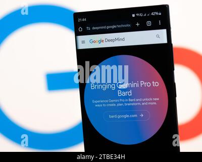 Galati, Roumanie - 6 décembre 2023 : page web de Google DeepMind Gemini ère. La nouvelle génération d'IA de Google intégrée dans Bard, présentée sur le Banque D'Images