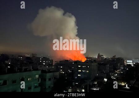 Rafah, Gaza. 06 décembre 2023. De la fumée coule sur les bâtiments suite à une frappe israélienne à Rafah, dans le Sud de la bande de Gaza, le mercredi 6 décembre 2023. Israël a étendu son offensive contre le sud assiégé de la bande de Gaza piégeant des civils, a déclaré l'ONU. Photo par Ismael Mohamad/UPI crédit : UPI/Alamy Live News Banque D'Images