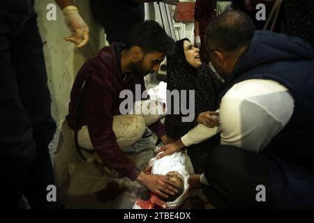 Rafah, Gaza. 06 décembre 2023. Une palestinienne pleure son fils tué dans le bombardement israélien à Rafah, dans le Sud de la bande de Gaza, le mercredi 6 décembre 2023. Israël a étendu son offensive contre le Hamas dans le sud assiégé de la bande de Gaza, piégeant des civils selon l’ONU. Photo par Ismael Mohamad/UPI. Crédit : UPI/Alamy Live News Banque D'Images