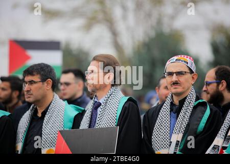 6 décembre 2023 : Gaziantep, Turkiye. 06 décembre 2023. Des professeurs et des chefs de département de l’Université Gaziantep des Sciences et technologies islamiques (Gibtu) se joignent à une veillée pro-palestinienne sur le campus. Les universitaires et les étudiants ont renoncé au drapeau palestinien à côté du drapeau turc, et ont brandi des banderoles montrant la dévastation à Gaza et appelant à un cessez-le-feu. Le recteur de l'université du GIBTU, le professeur Åžehmus Demir, a brandi la veillée "Silence pour Gaza" condamnant ce qu'il a appelé le "génocide israélien" à Gaza, et a souligné le vide des discours occidentaux sur les droits de l'homme, Banque D'Images